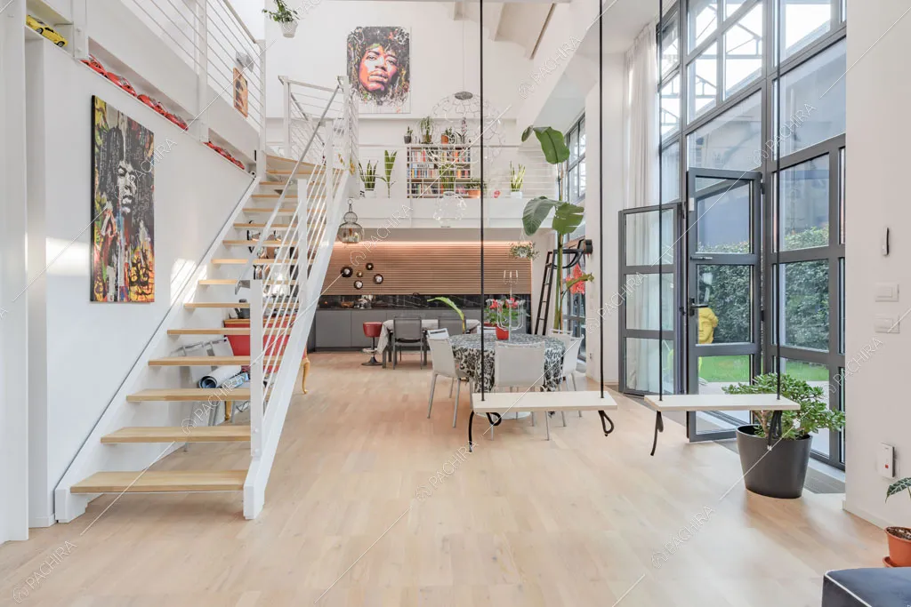 Luminosa zona living del loft Crisopazio, location in stile contemporaneo a Milano