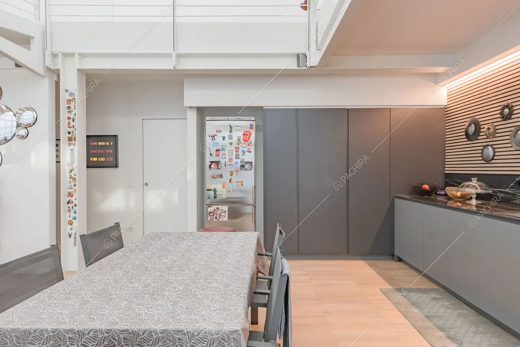 Tavolo da pranzo nella cucina del loft Crisopazio, location in stile contemporaneo a Milano