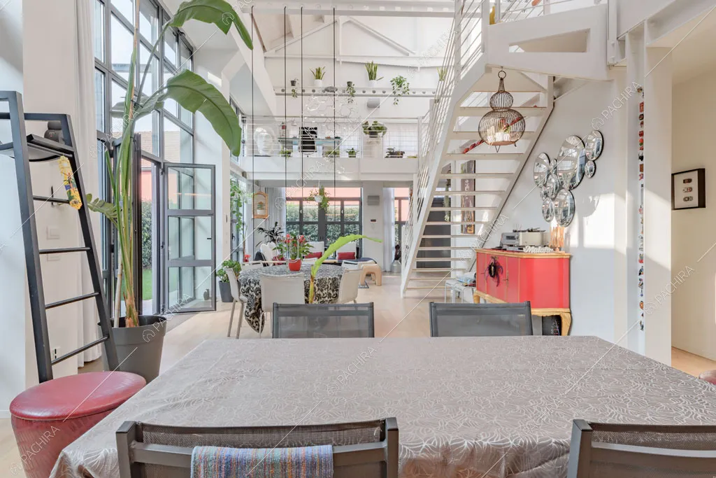 Vista sulla zona living con travi a vista del loft Crisopazio, location in stile contemporaneo a Milano