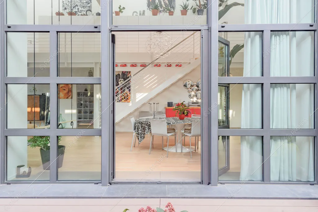 Vetrata in stile industriale del loft Crisopazio, location in stile contemporaneo a Milano