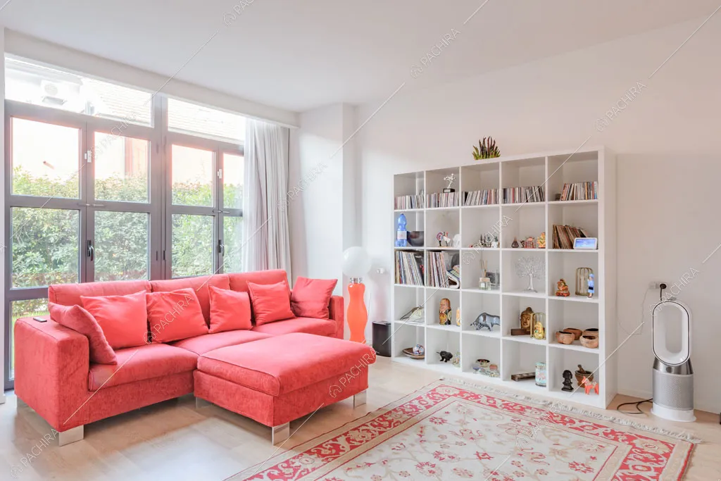 Divano rosso nella stanza del loft Crisopazio, location in stile contemporaneo a Milano