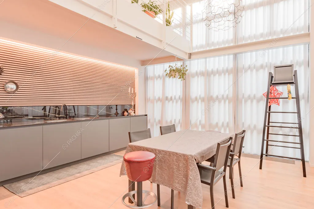 Zona living con cucina a parete del loft Crisopazio, location in stile contemporaneo a Milano