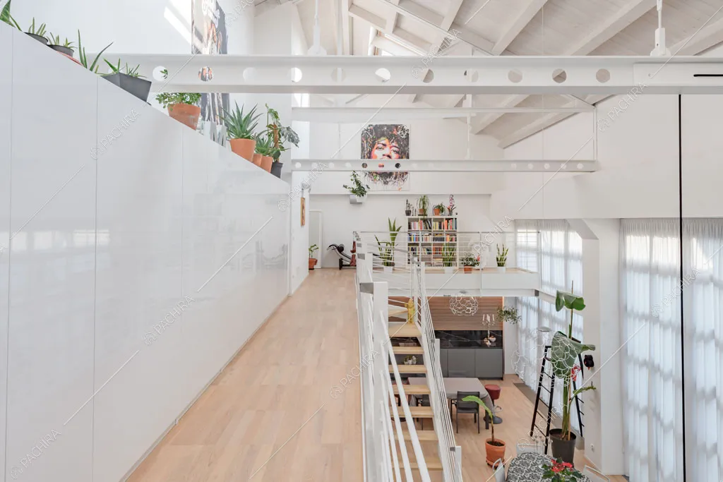 Pareti e soffitto bianchi del loft Crisopazio, location in stile contemporaneo a Milano