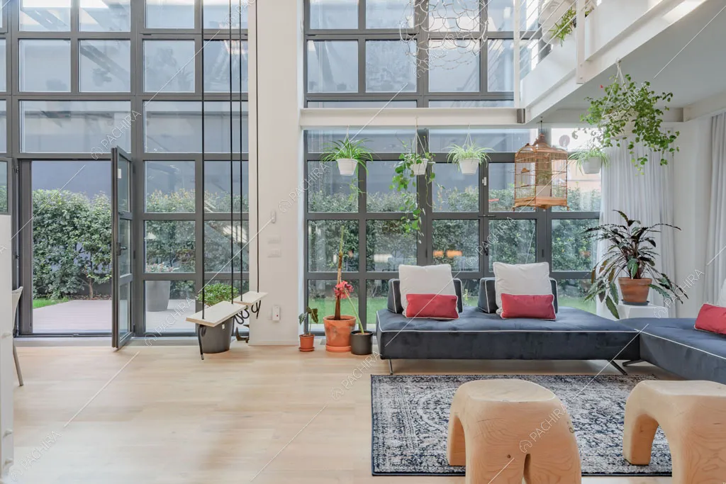 Vetrate in stile industriale nella sala del loft Crisopazio, location in stile contemporaneo a Milano