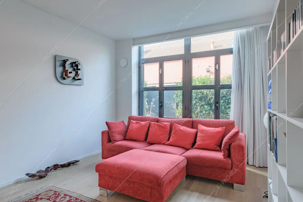 Porta-finestra e pareti bianche nella stanza del loft Crisopazio, location in stile contemporaneo a Milano