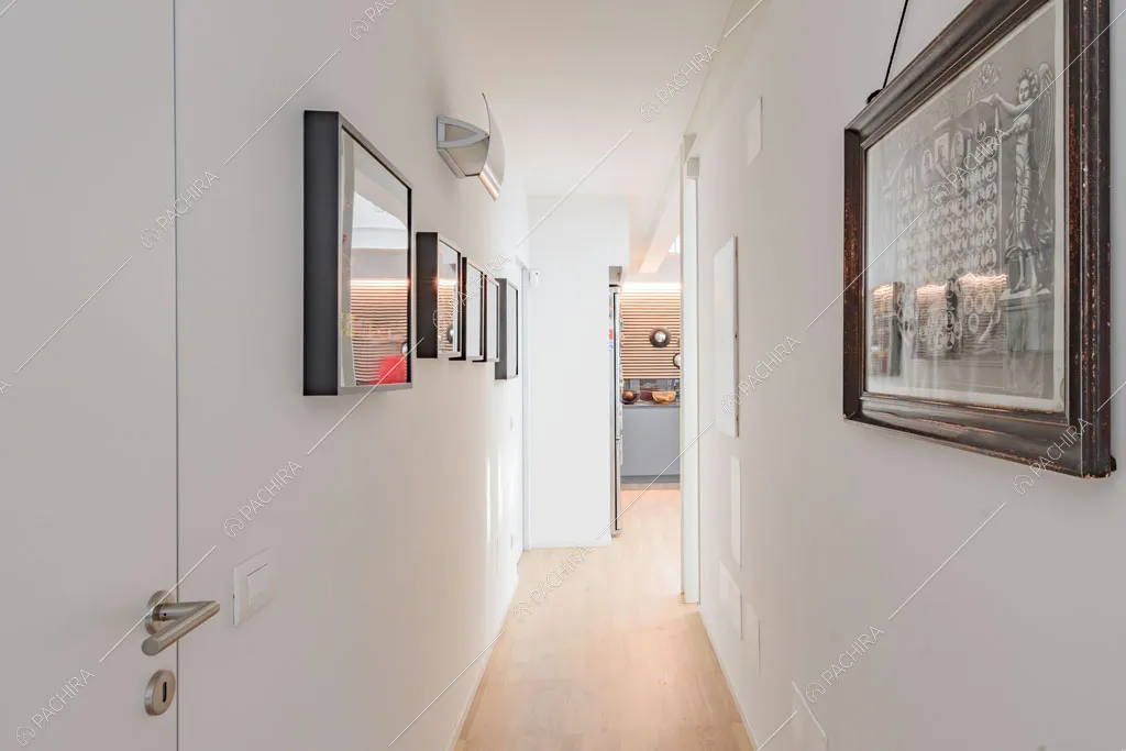 Corridoio con pareti bianche del loft Crisopazio, location in stile contemporaneo a Milano