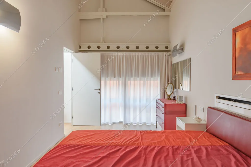 Vetrata nella camera da letto del loft Crisopazio, location in stile contemporaneo a Milano