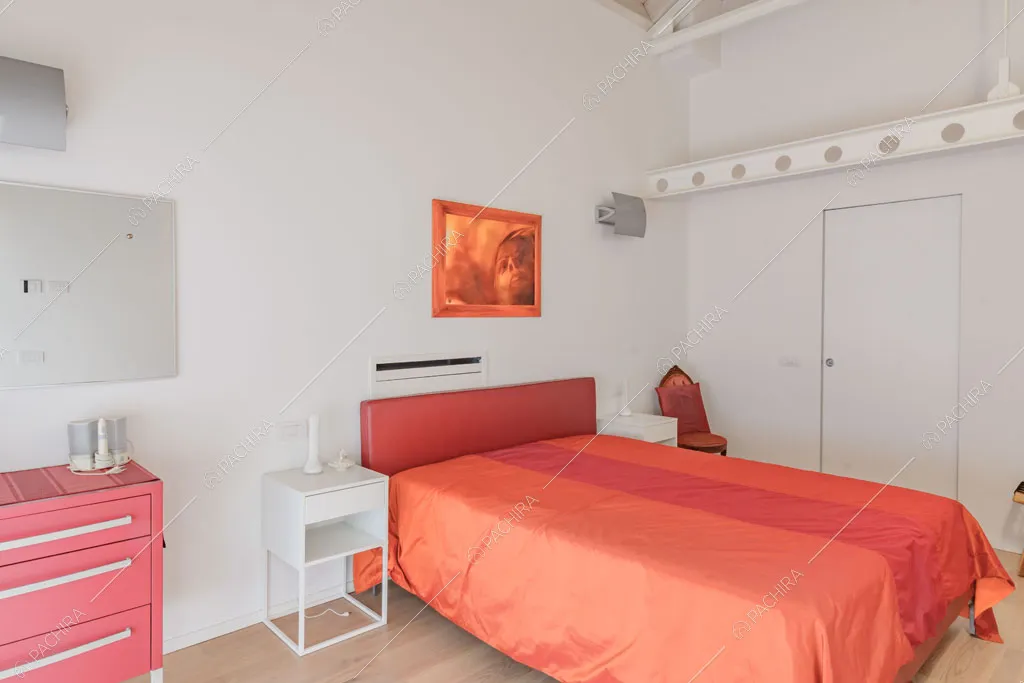 Camera da letto con pavimento in parquet del loft Crisopazio, location in stile contemporaneo a Milano