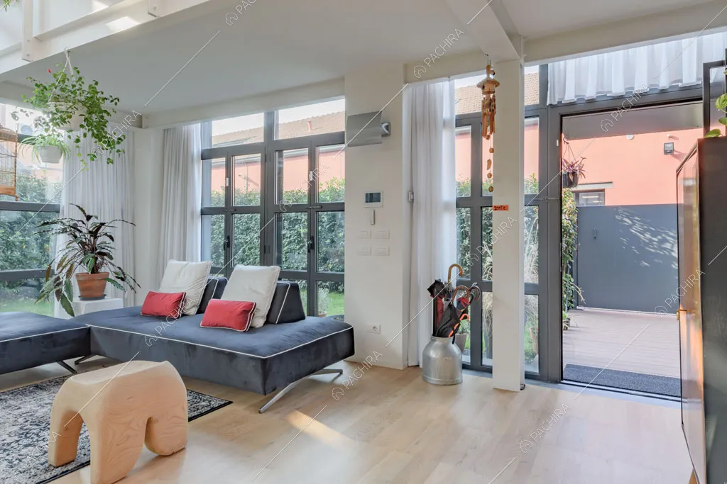 Pavimento in parquet nella zona living del loft Crisopazio, location in stile contemporaneo a Milano