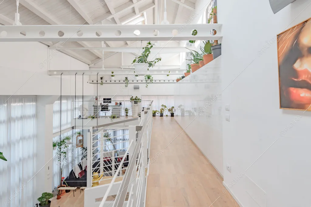 Dal soppalco vista sulla zona living del loft Crisopazio, location in stile contemporaneo a Milano