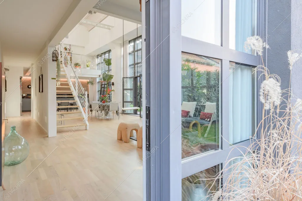 Luminosa zona living del loft Crisopazio, location in stile contemporaneo a Milano