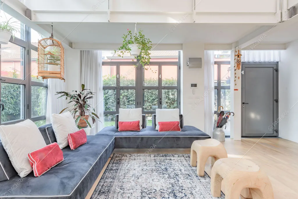 Divano angolare nell'atrio del loft Crisopazio, location in stile contemporaneo a Milano