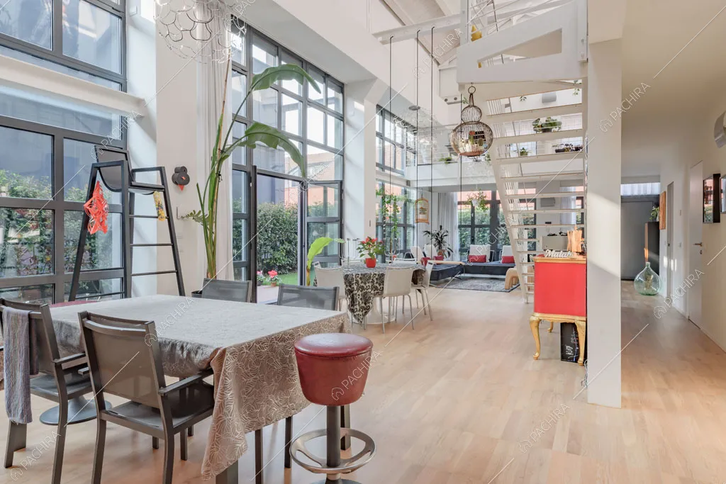 Pavimento in parquet e vetrate nella sala del loft Crisopazio, location in stile contemporaneo a Milano