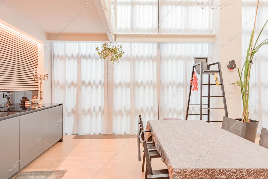 Cucina con grandi vetrate del loft Crisopazio, location in stile contemporaneo a Milano