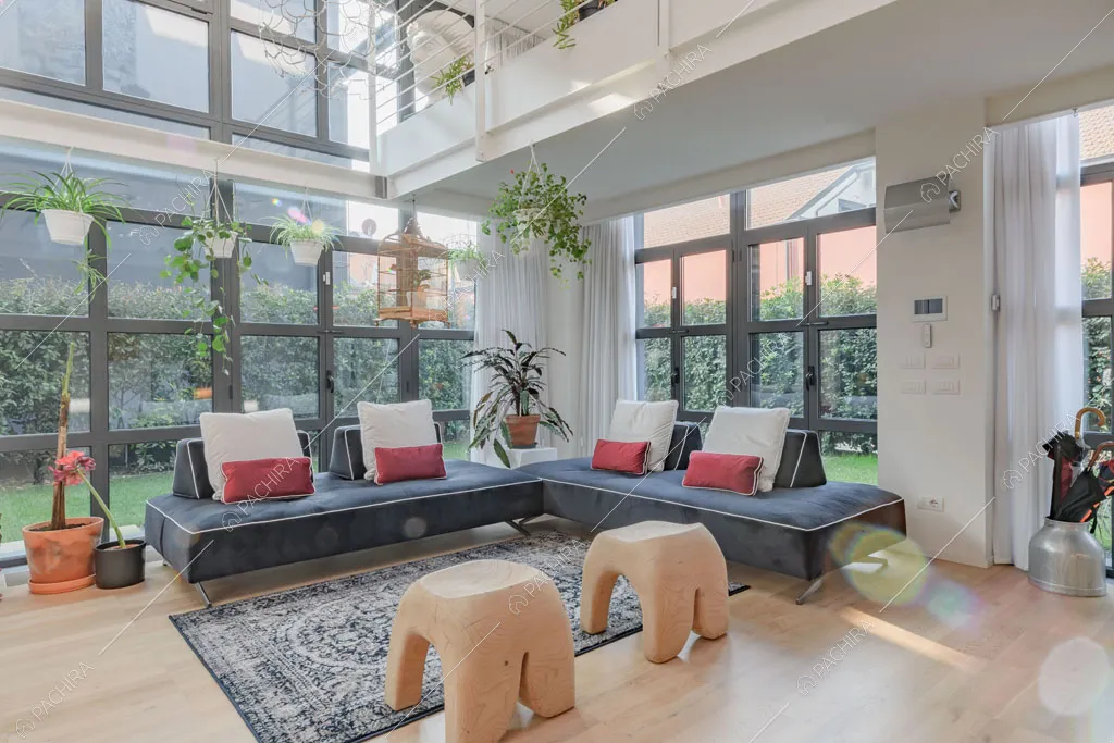 Divani neri nella sala del loft Crisopazio, location in stile contemporaneo a Milano