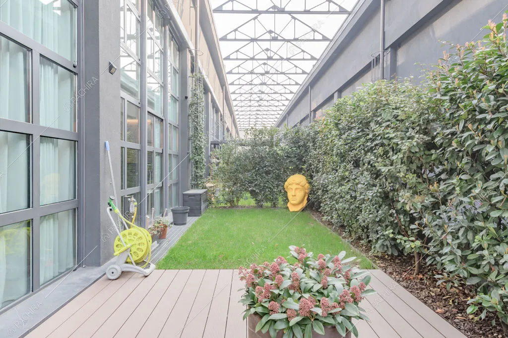 Cortile con siepe del loft Crisopazio, location in stile contemporaneo a Milano