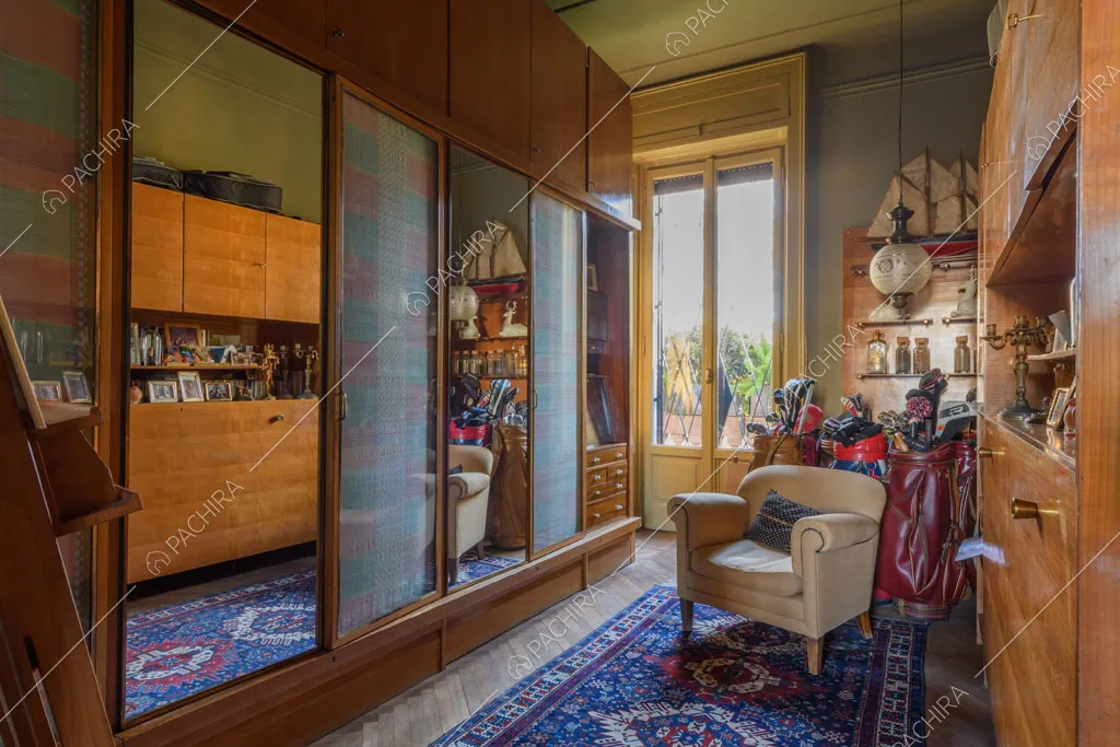 Camera con porta-finestra dell'appartamento Garbino, location in stile classico a Milano