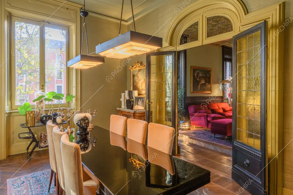 Sala da pranzo con pavimento in parquet dell'appartamento Garbino, location in stile classico a Milano
