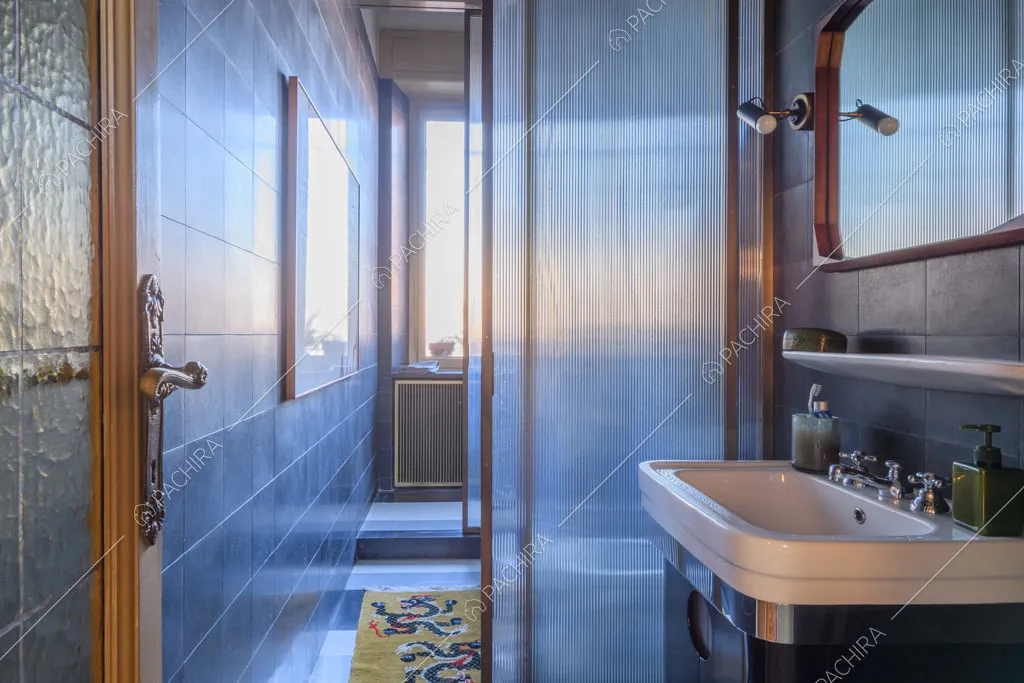 Bagno dell'appartamento Garbino, location in stile classico a Milano