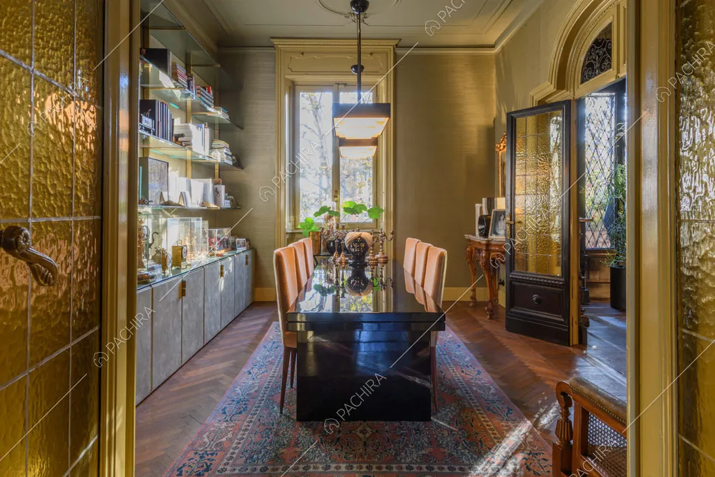 Libreria nella sala da pranzo dell'appartamento Garbino, location in stile classico a Milano