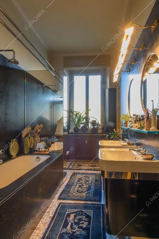 Bagno con pareti blu dell'appartamento Garbino, location in stile classico a Milano