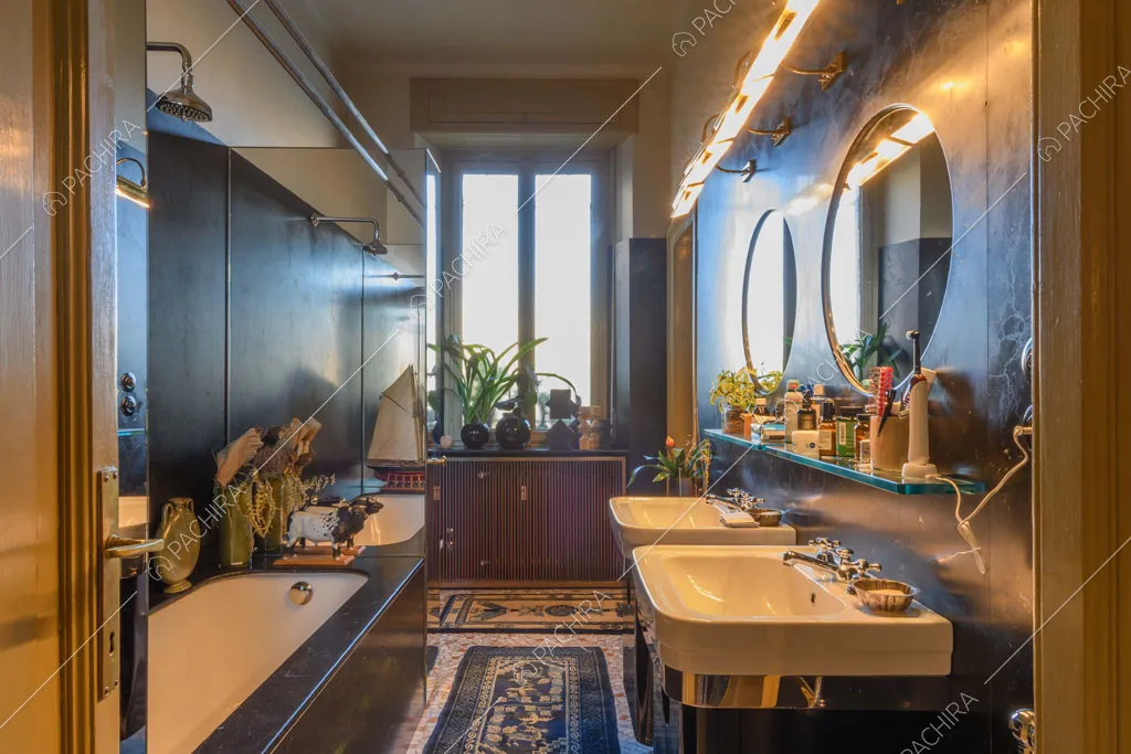 Bagno con vasca dell'appartamento Garbino, location in stile classico a Milano