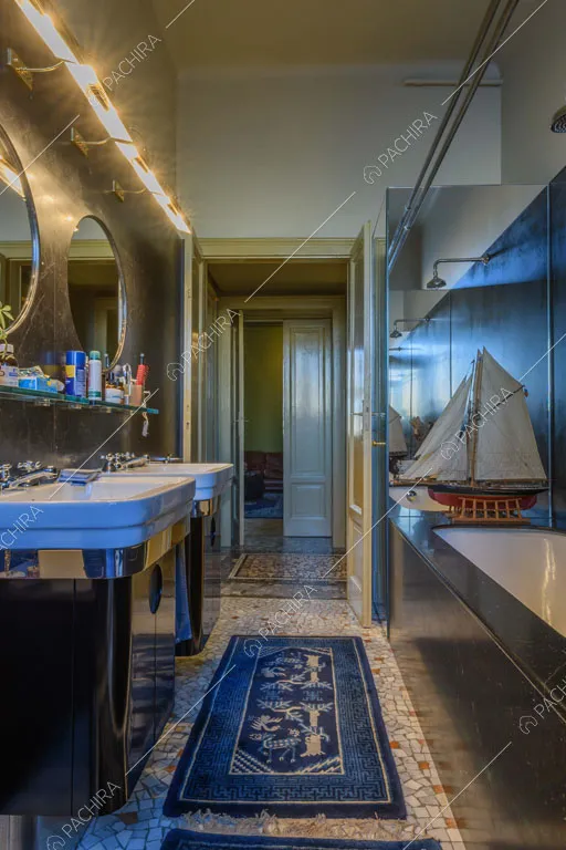 Vasca nel bagno dell'appartamento Garbino, location in stile classico a Milano