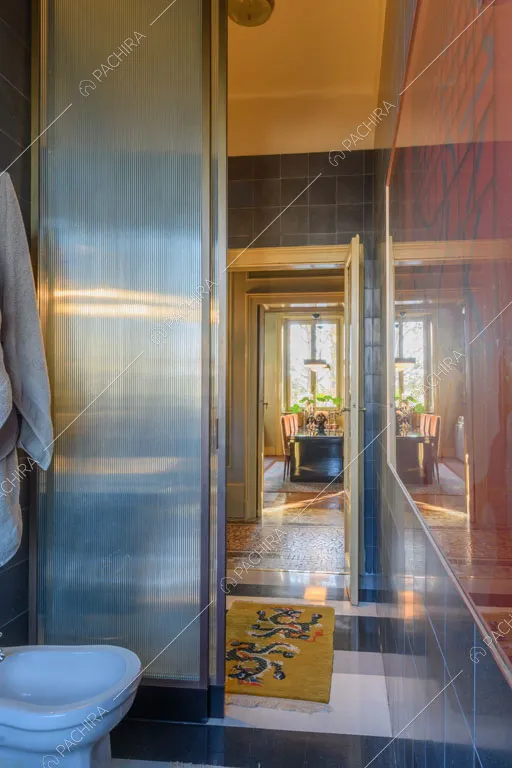 Bagno con porta a vetri dell'appartamento Garbino, location in stile classico a Milano