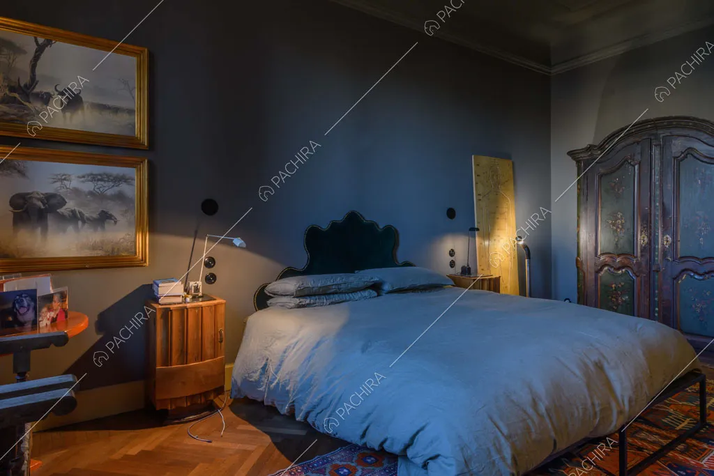 Pavimento in parquet nella camera da letto dell'appartamento Garbino, location in stile classico a Milano