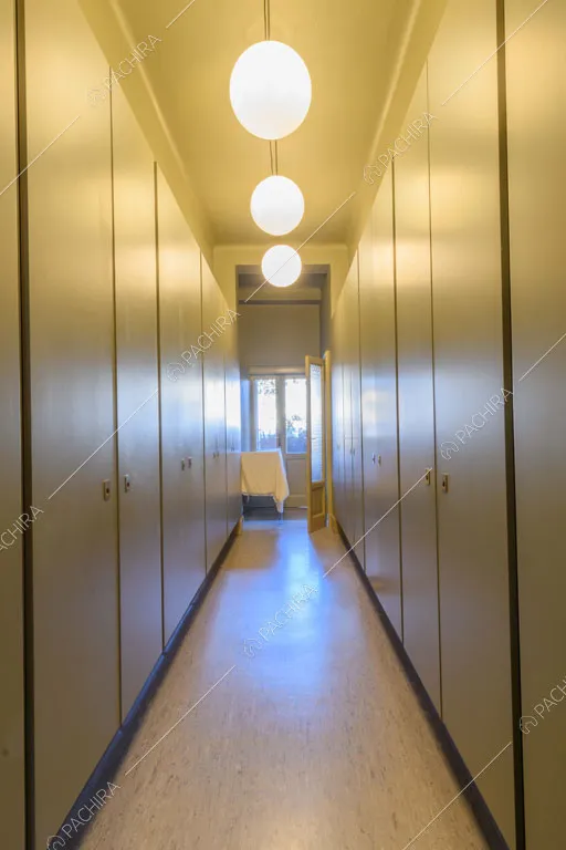 Corridoio con armadi a muro dell'appartamento Garbino, location in stile classico a Milano