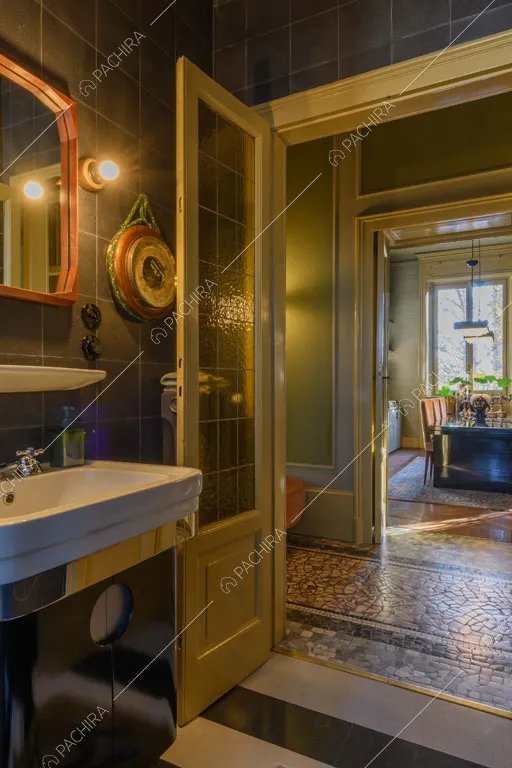 Bagno con vista sulla sala da pranzo dell'appartamento Garbino, location in stile classico a Milano