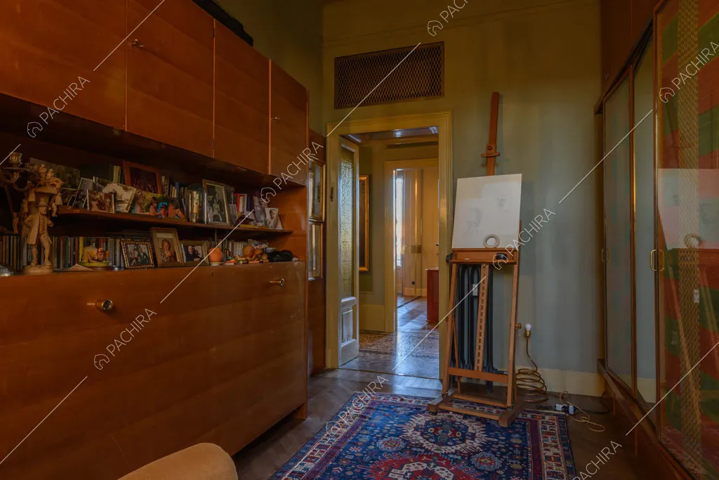 Studio con pavimento in parquet dell'appartamento Garbino, location in stile classico a Milano