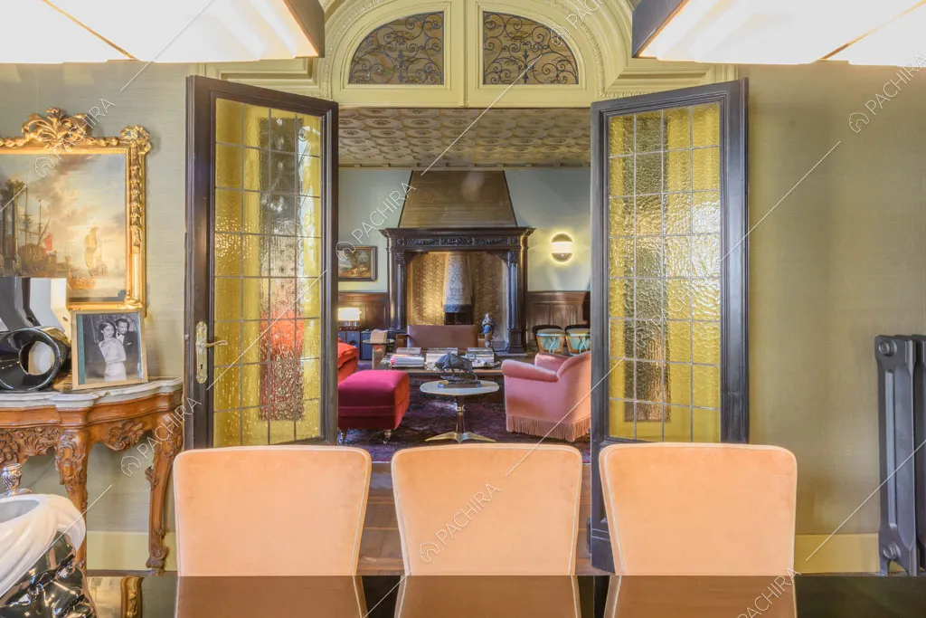 Porta a vetri nella sala da pranzo dell'appartamento Garbino, location in stile classico a Milano