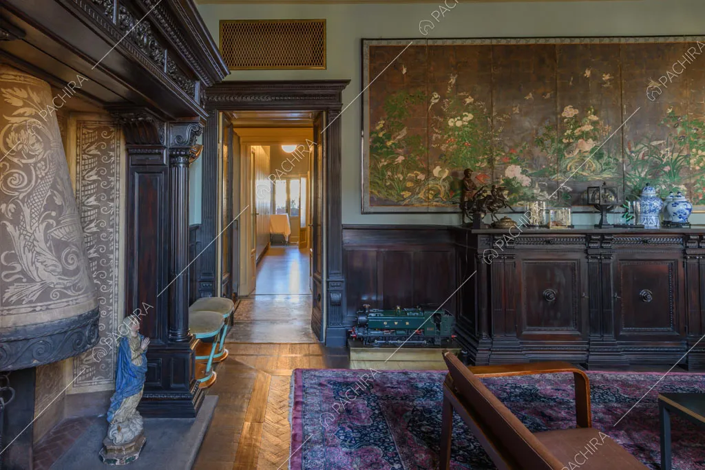 Camino nel salotto dell'appartamento Garbino, location in stile classico a Milano