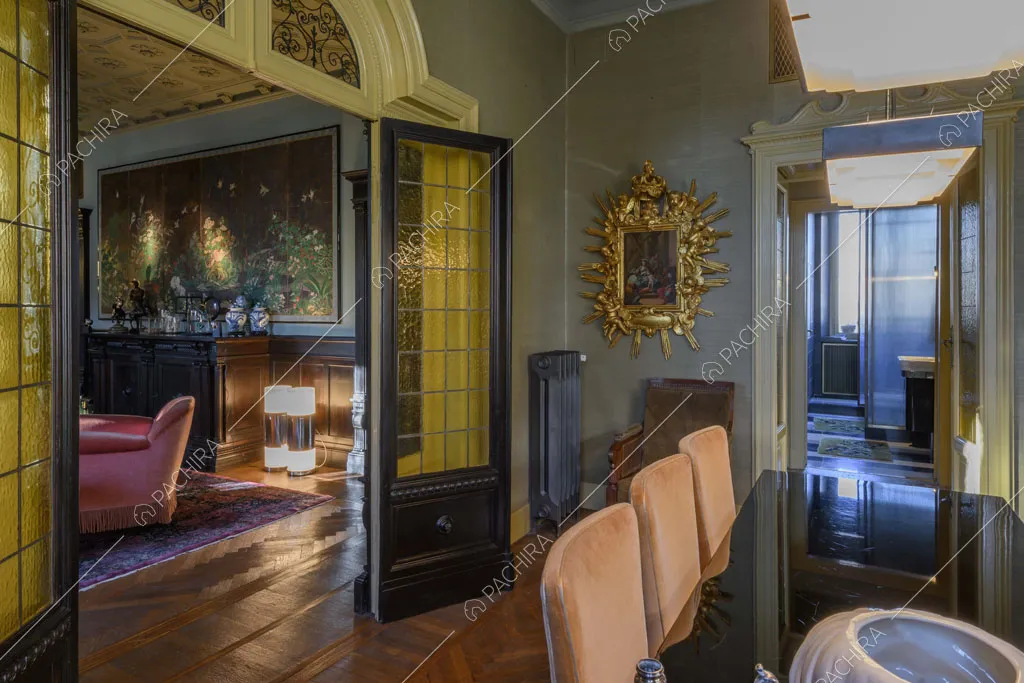 Sala da pranzo con pavimento in parquet dell'appartamento Garbino, location in stile classico a Milano