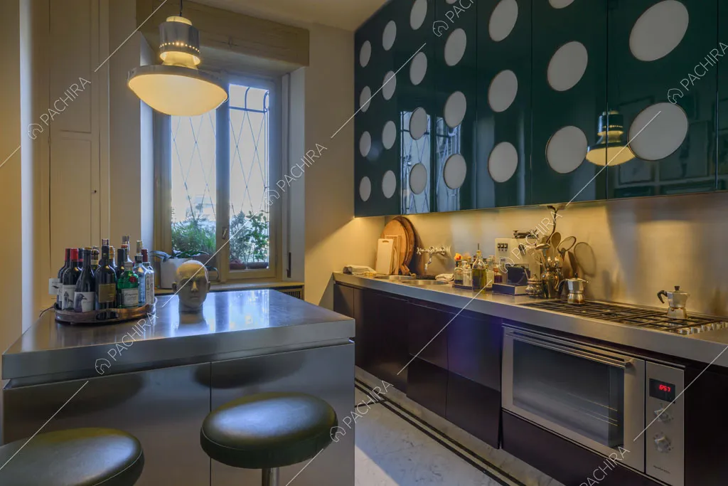 Cucina con fornelli a gas dell'appartamento Garbino, location in stile classico a Milano