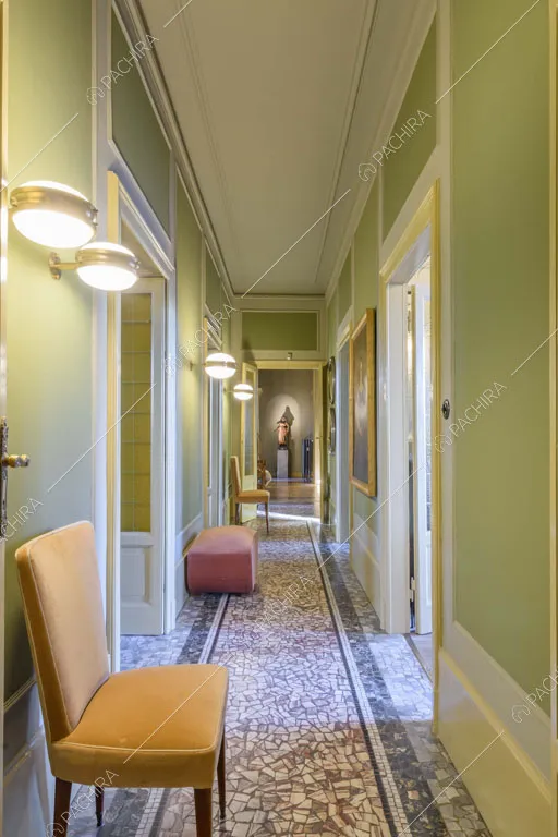 Corridoio con pareti verdi dell'appartamento Garbino, location in stile classico a Milano