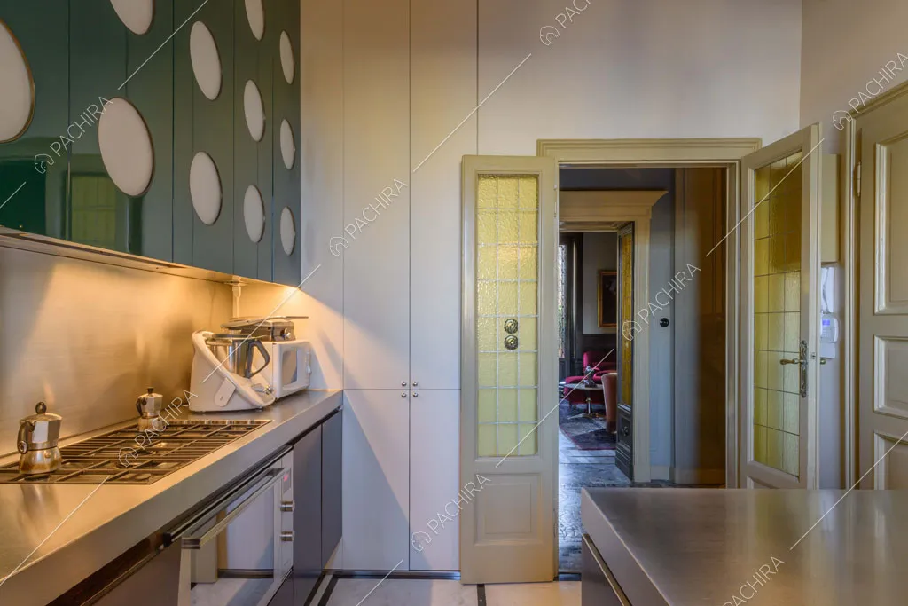 Fornelli a gas nella cucina dell'appartamento Garbino, location in stile classico a Milano