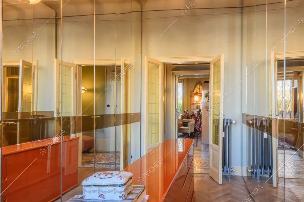 Pavimento in parquet nella stanza dell'appartamento Garbino, location in stile classico a Milano