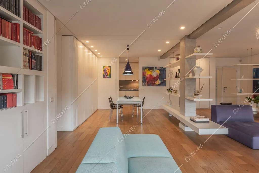 Libreria nella sala dell'appartamento Mate, location in stile contemporaneo a Roma