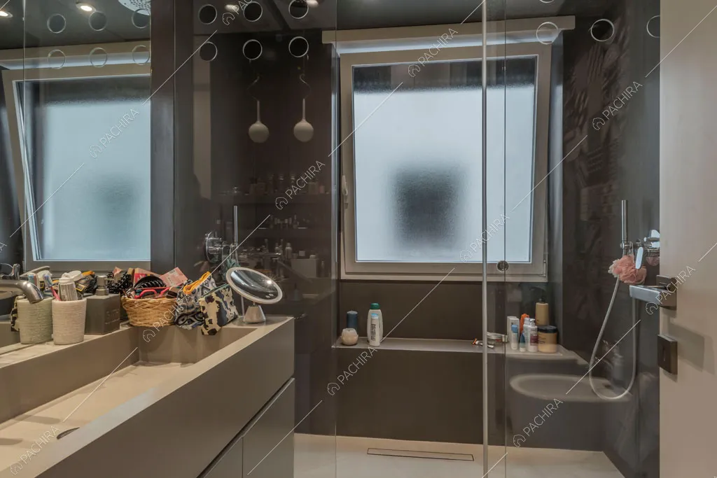 Box doccia nel bagno dell'appartamento Mate, location in stile contemporaneo a Roma