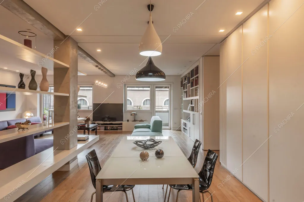 Tavolo da pranzo nella sala dell'appartamento Mate, location in stile contemporaneo a Roma