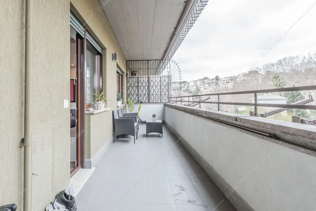 Terrazza con vista sulla città dell'appartamento Mate, location in stile contemporaneo a Roma