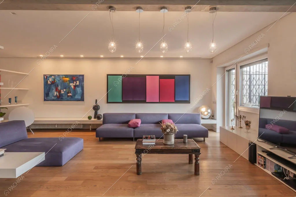 Pavimento in parquet con divani viola dell'appartamento Mate, location in stile contemporaneo a Roma