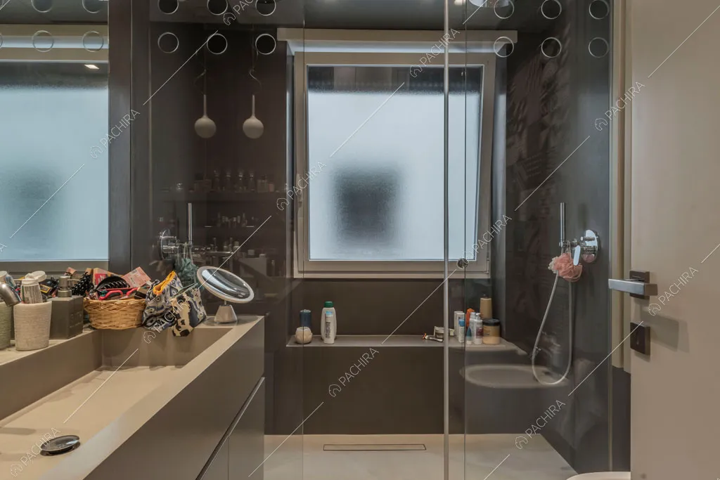 Bagno dell'appartamento Mate, location in stile contemporaneo a Roma