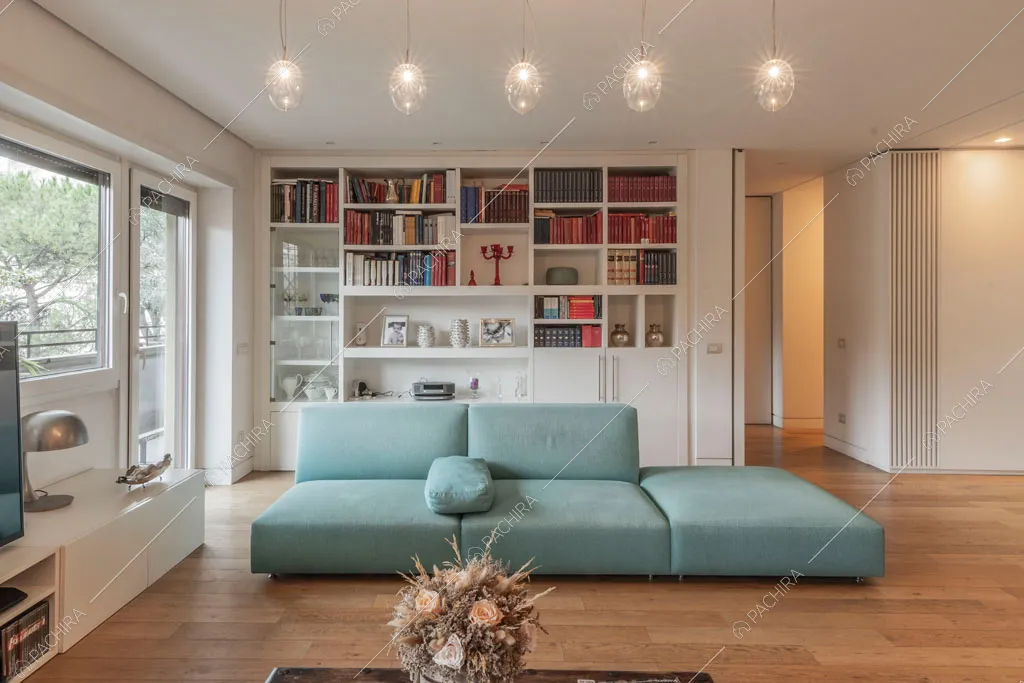 Porta finestra con accesso sul balcone dell'appartamento Mate, location in stile contemporaneo a Roma