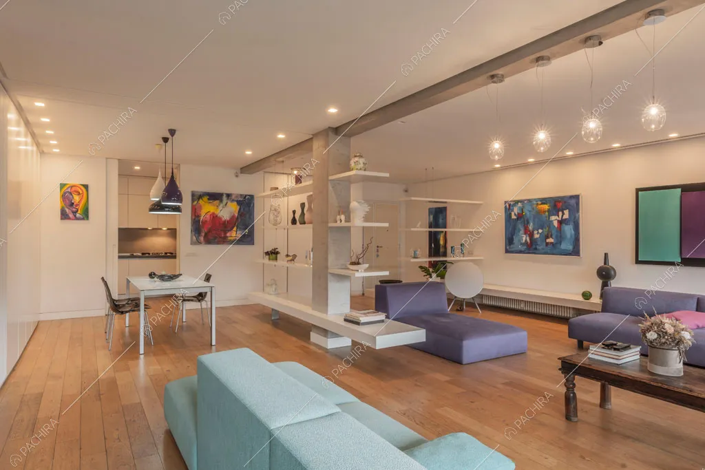Pareti bianche nella zona living dell'appartamento Mate, location in stile contemporaneo a Roma