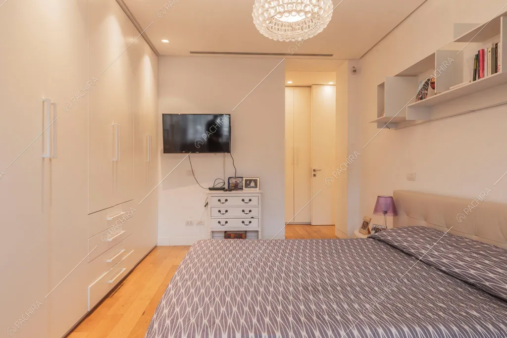 Camera da letto matrimoniale dell'appartamento Mate, location in stile contemporaneo a Roma