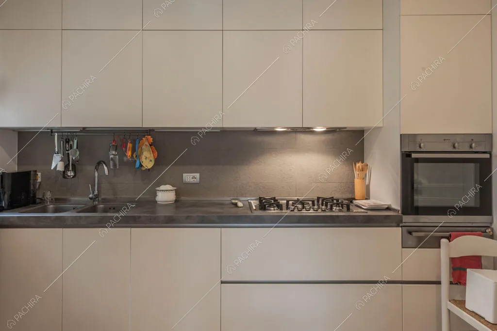 Cucina a parete con fornelli a gas dell'appartamento Mate, location in stile contemporaneo a Roma
