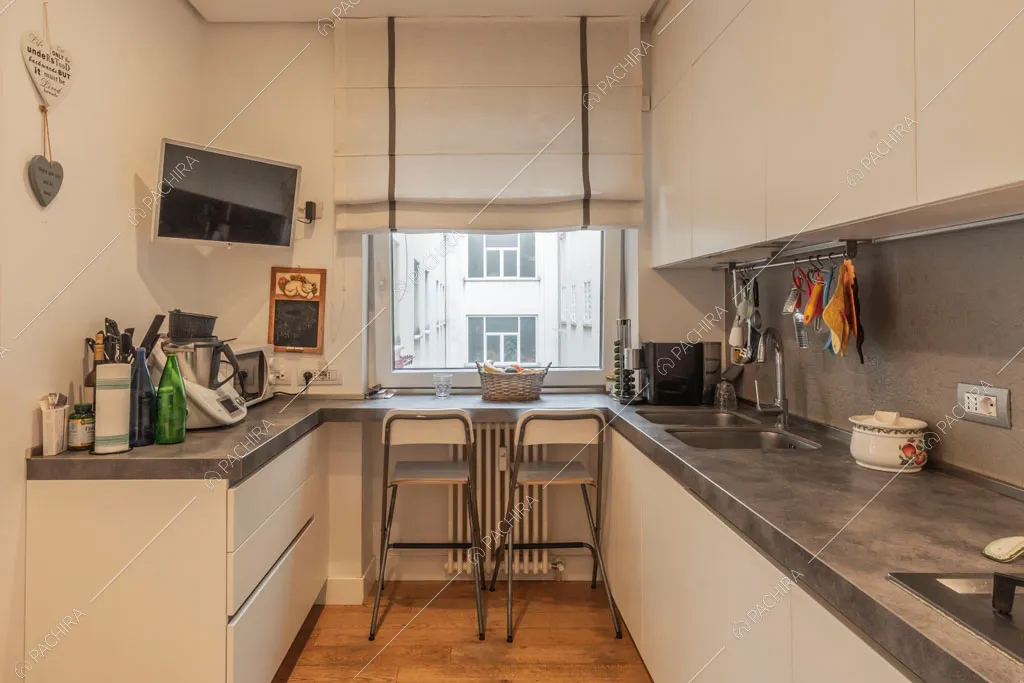 Cucina a parete dell'appartamento Mate, location in stile contemporaneo a Roma